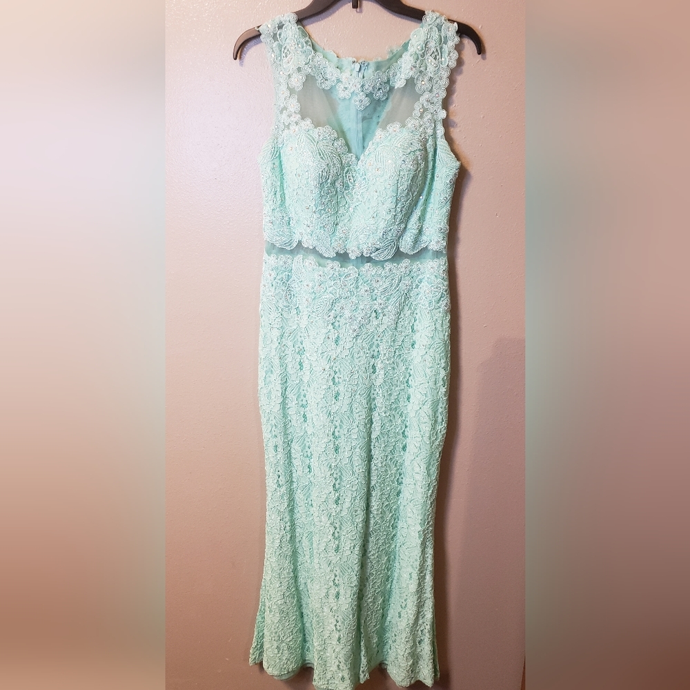 Stunning bridesmaid gown size large mint green